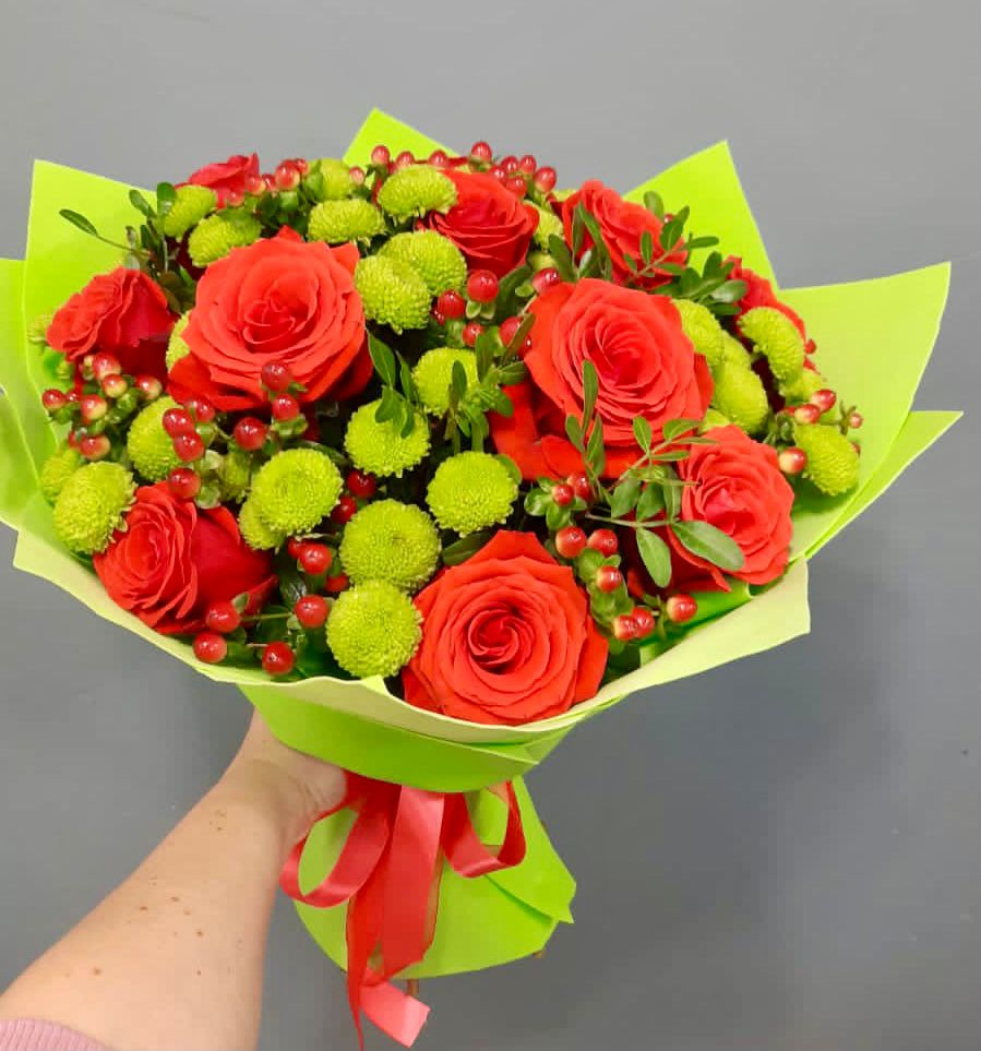 Букет цветов из: Хризантемы и Розы в Ноябрьск