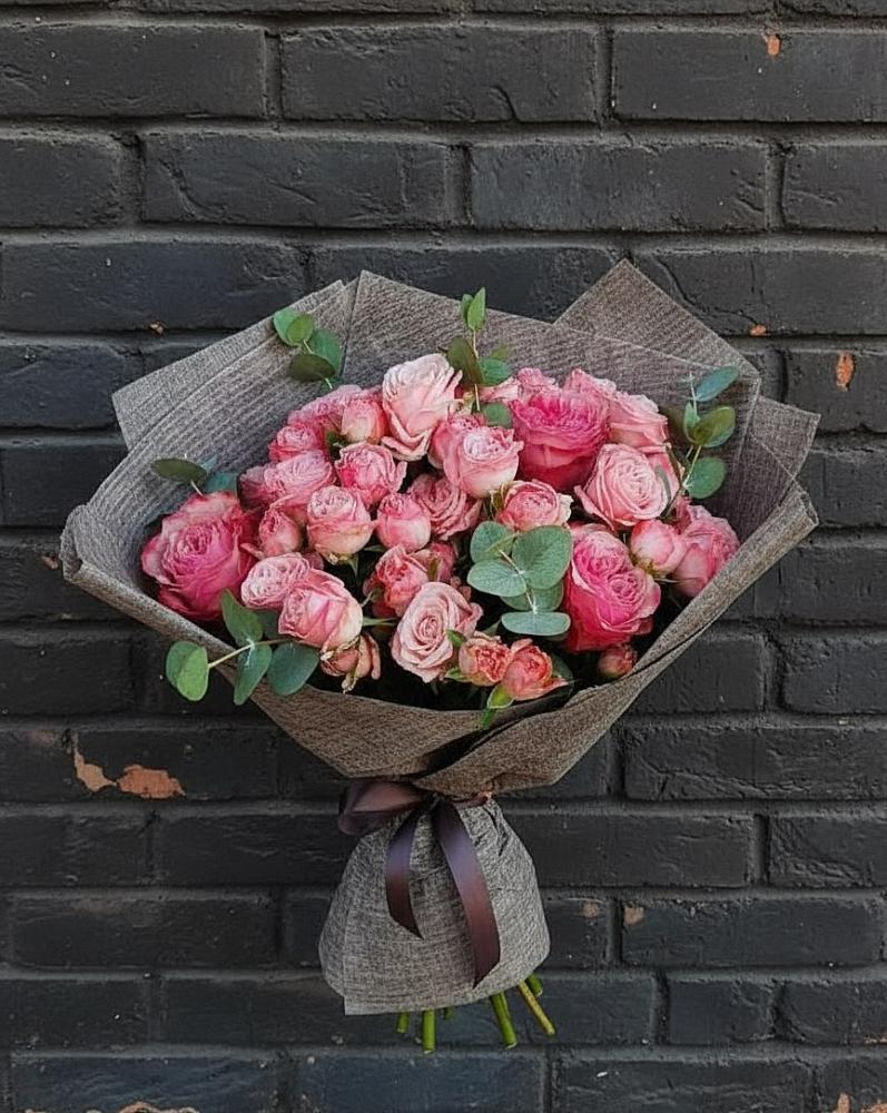 Букет розы в пальмах в Ноябрьск Букет цветов из: Розы в Ноябрьск