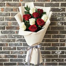 Букет красно-белые розы в Ноябрьск Букет цветов из: Розы в Ноябрьск