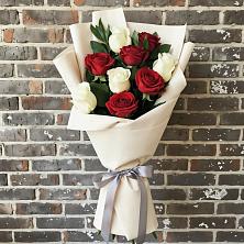 Букет красно-белые розы в Ноябрьск Букет цветов из:  Розы в Ноябрьск