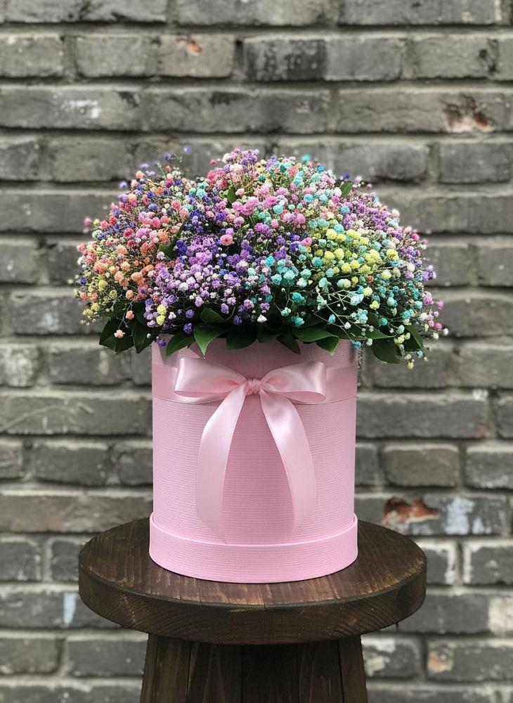 Композиция Яркие эмоции в Ноябрьск Цветочная композиция из Гипсофила и Розы в шляпной коробке в Ноябрьск