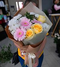 Букет цветов из:  Герберы, Розы и Хризантемы в Ноябрьск