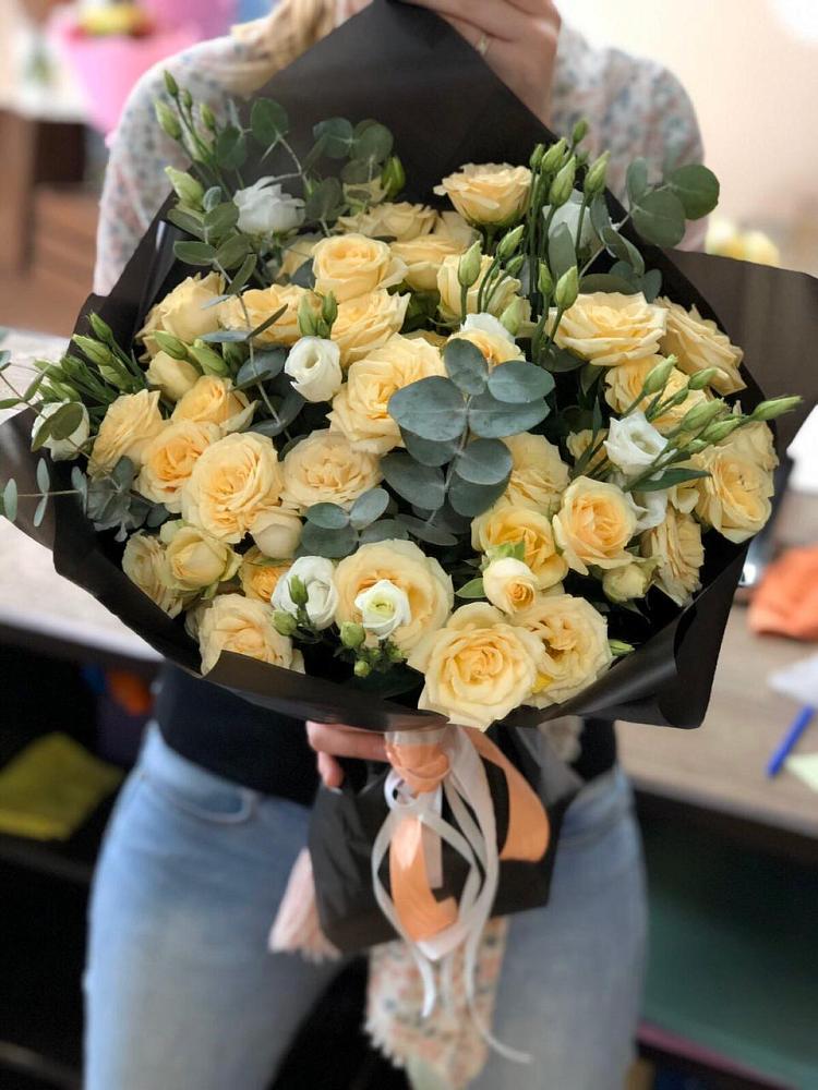 Букет цветов из: Розы и Лизиантусы в Ноябрьск