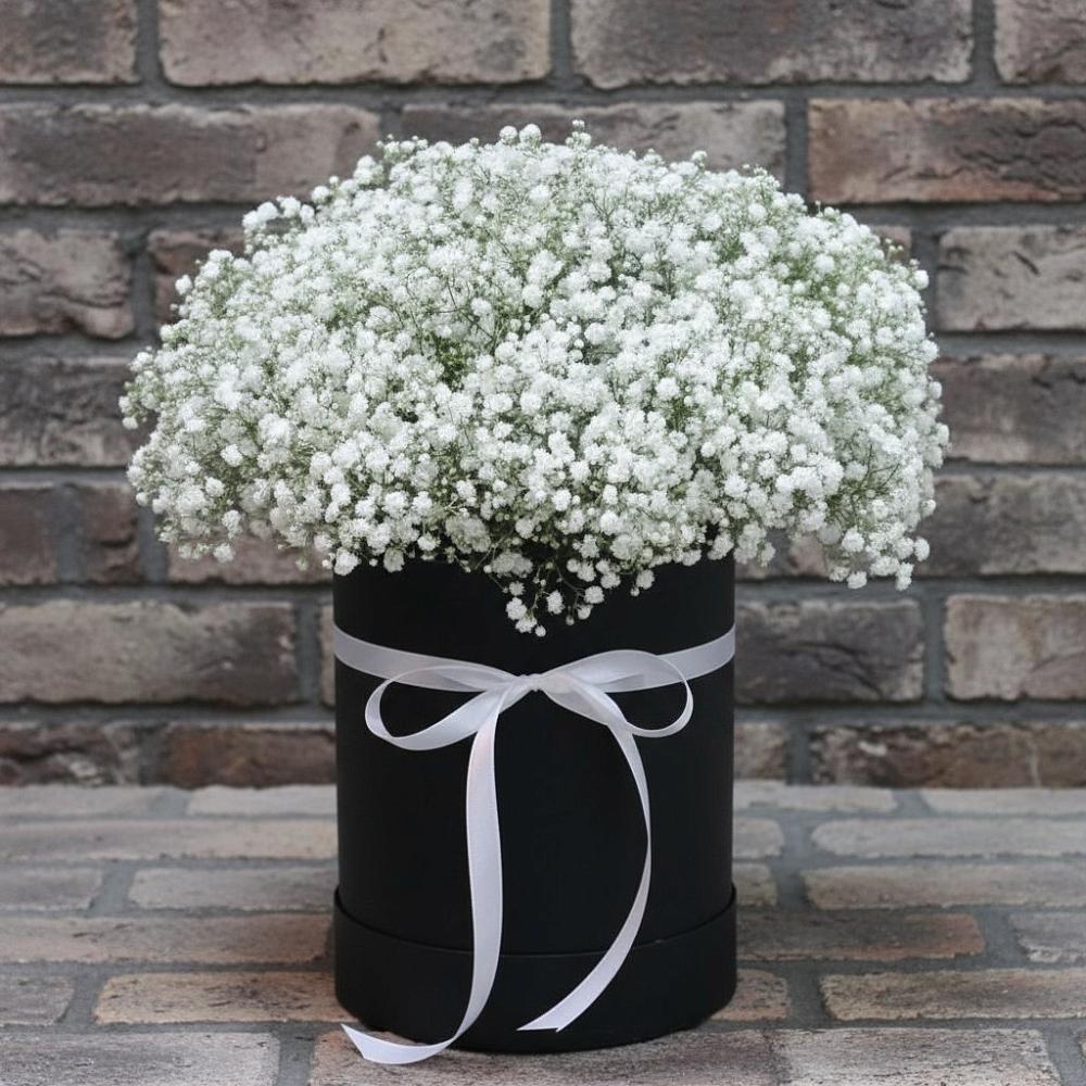 Цветочная композиция из Гипсофила в шляпной коробке в Ноябрьск