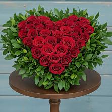 Композиция Сердце в любви в Ноябрьск Цветочная композиция из Розы в виде сердца в Ноябрьск