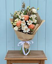 Букет цветов из:  Альстромерии, Лизиантусы, Розы и Хризантемы в Ноябрьск