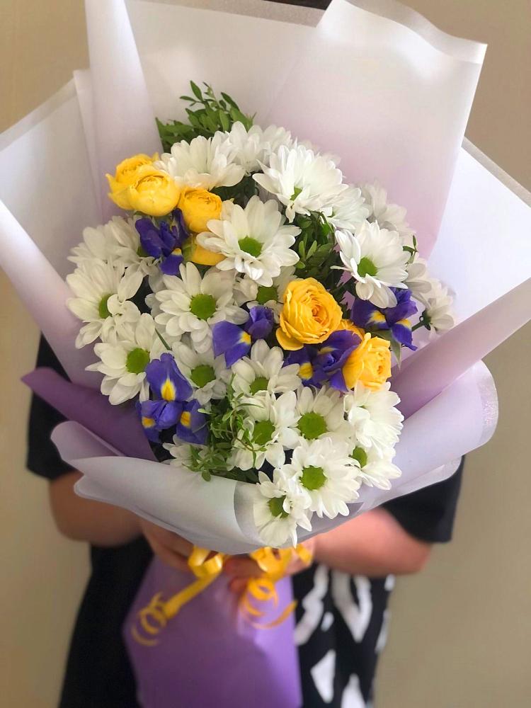 Букет цветов из: Ирисы, Хризантемы и Розы в Ноябрьск