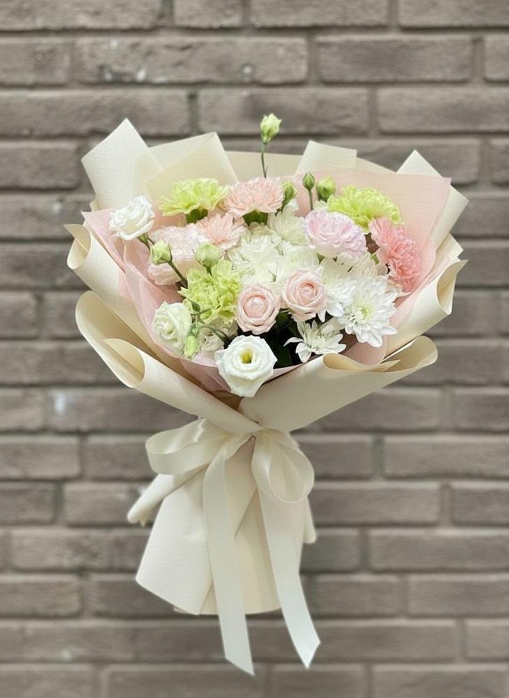 Букет цветов из: Гвоздики, Розы, Лизиантусы и Хризантемы в Ноябрьск