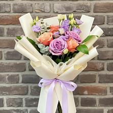 Букет цветочные ноты в Ноябрьск Букет цветов из:  Лизиантусы и Розы в Ноябрьск