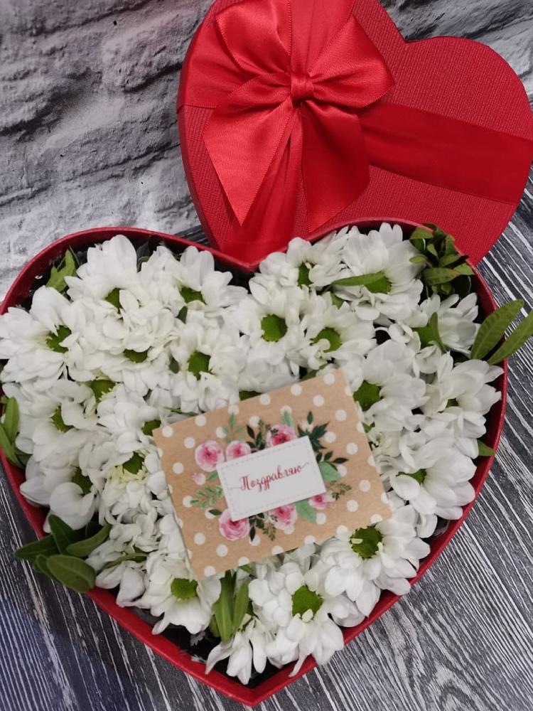 Цветочная композиция из Хризантемы в виде сердца в Ноябрьск