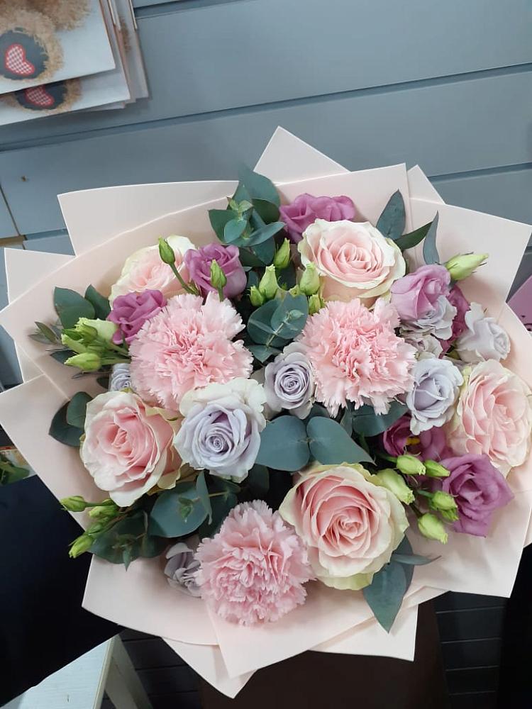 Букет цветов из: Розы, Гвоздики и Лизиантусы в Ноябрьск