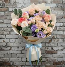 Букет Феерия в Ноябрьск Букет цветов из:  Розы, Лизиантусы и Гвоздики в Ноябрьск