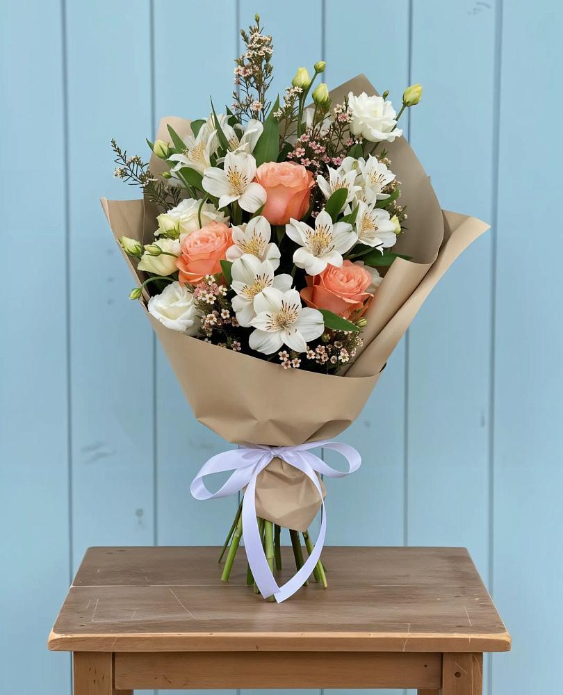 Букет яркий комплимент в Ноябрьск Букет цветов из: Альстромерии, Лизиантусы, Розы и Хризантемы в Ноябрьск