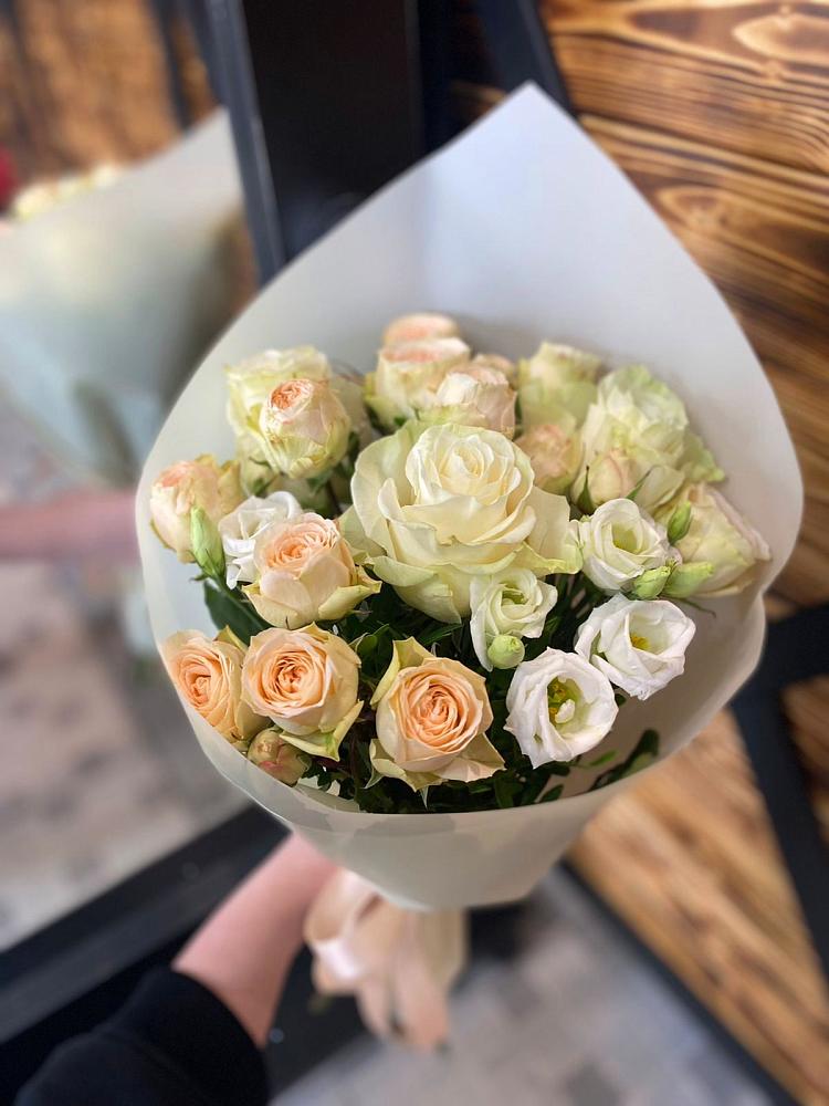 Букет цветов из: Розы и Лизиантусы в Ноябрьск